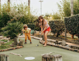 Read more about the article Creating A Memorable Mini Golf Course Experience